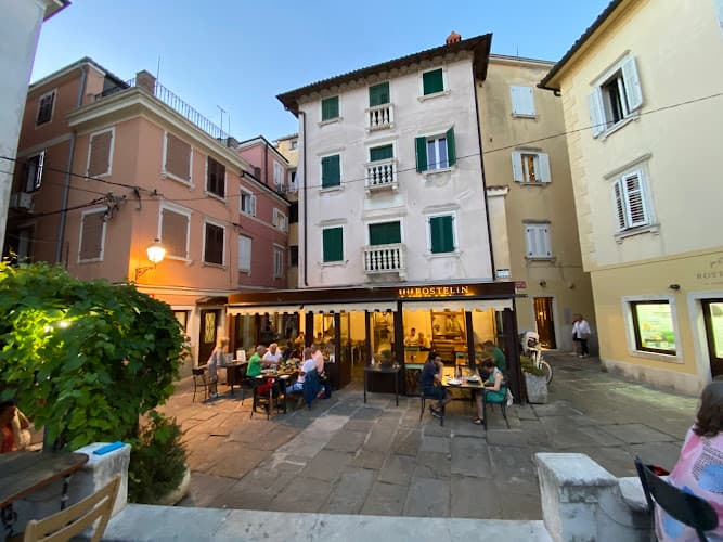 Rostelin na kamnitem trgu v starem Piranu